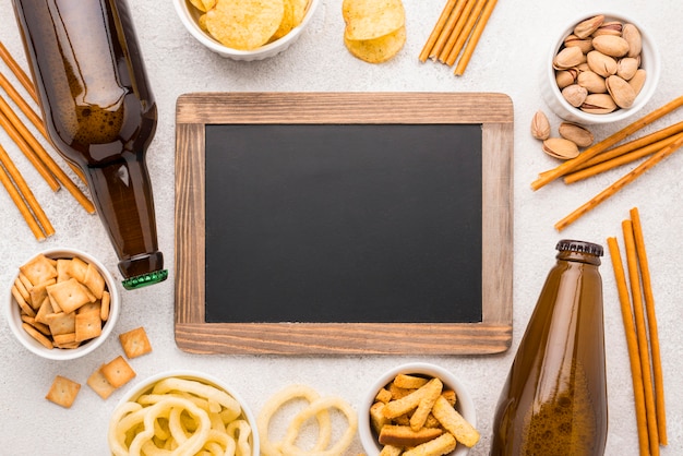 Gratis foto bovenaanzicht eten en bier met bord