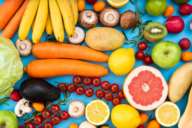 Bovenaanzicht eten op blauwe achtergrond