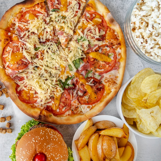 Bovenaanzicht fastfood op tafel