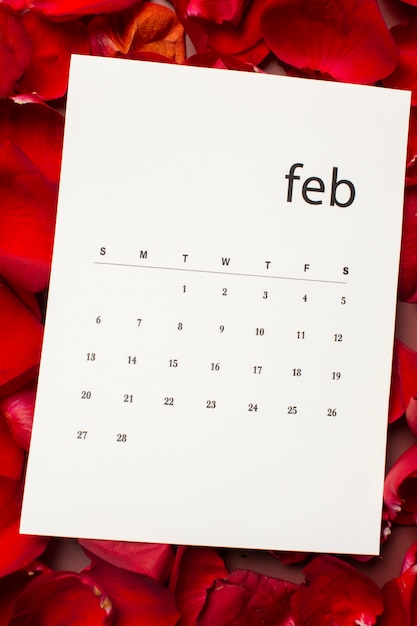 Gratis foto bovenaanzicht februari kalender met bloemblaadjes