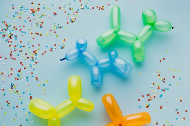 Gratis foto bovenaanzicht feestdecoratie met confetti en kleurrijke ballonnen