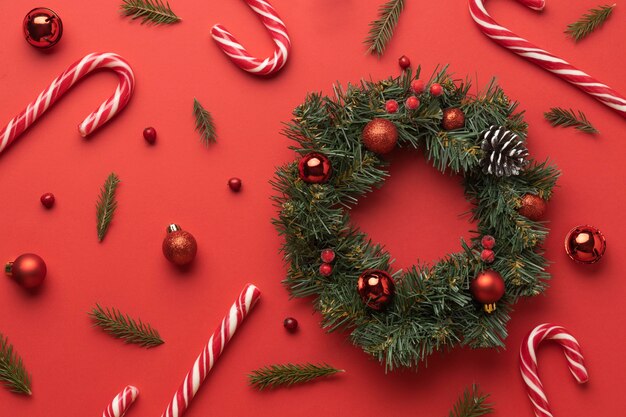 Bovenaanzicht feestelijk kerstornamenten arrangement