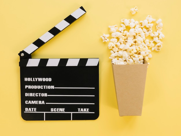 Bovenaanzicht film Filmklapper met popcorn