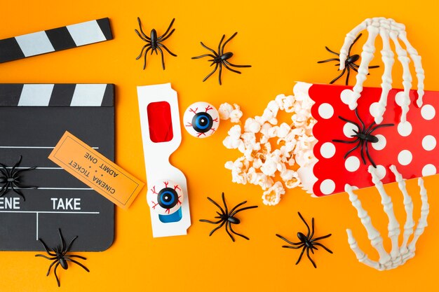 Bovenaanzicht Filmklapper met 3D-bril en popcorn