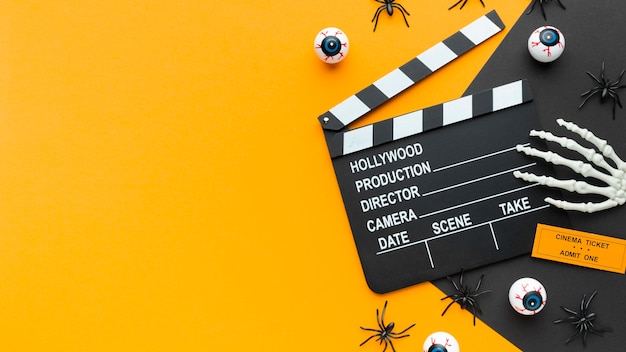 Bovenaanzicht filmklapper voor halloween-concept