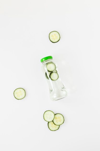 Bovenaanzicht fles met cucumberg smoothie