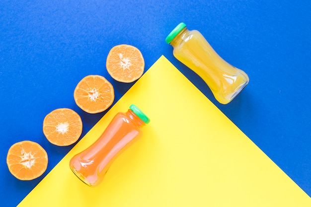 Bovenaanzicht fles met grapefruit smoothie