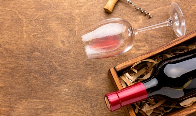 Bovenaanzicht fles wijn en glas met kopie-ruimte