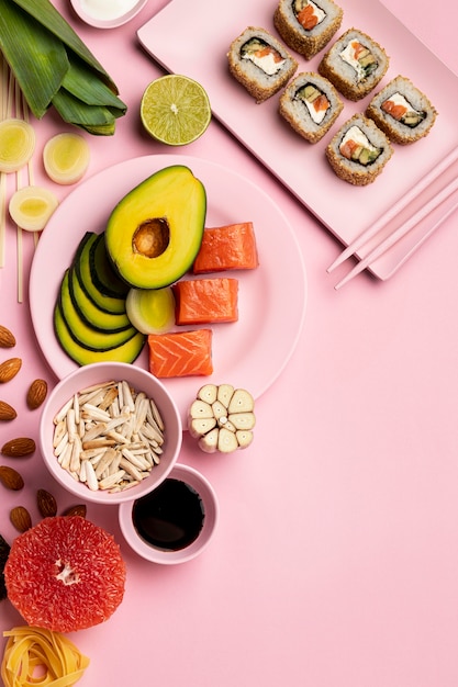 Gratis foto bovenaanzicht flexitarisch dieet met sushi