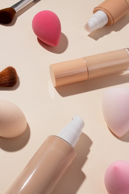 Bovenaanzicht foundation containers en beauty blender