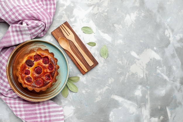 Bovenaanzicht frambozen cake gebakken fruitige taart op de lichte achtergrond cake taart fruit bakken kleur