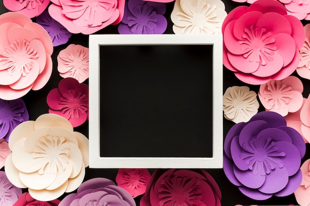 Gratis foto bovenaanzicht frame en artistieke papieren bloemen