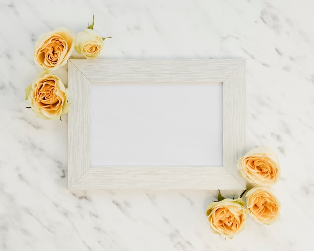 Gratis foto bovenaanzicht frame met gele rozen