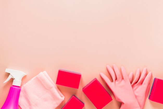 Bovenaanzicht frame met handschoenen en sponzen