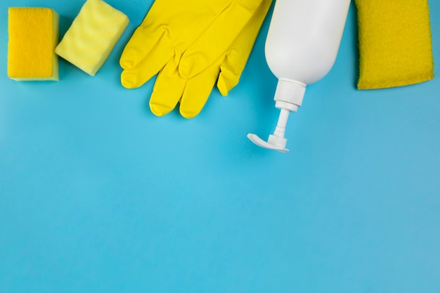 Bovenaanzicht frame met handschoenen en zeep fles