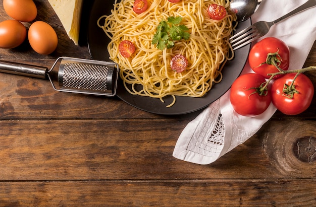 Bovenaanzicht frame met pasta en tomaten