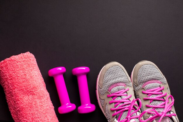 Gratis foto bovenaanzicht frame met roze sportattributen