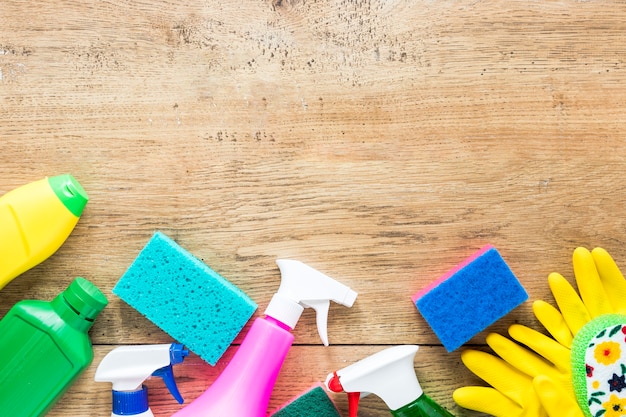 Bovenaanzicht frame met schoonmaakmiddelen en houten achtergrond