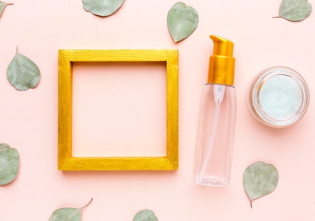 Bovenaanzicht frame omgeven door cosmetische producten