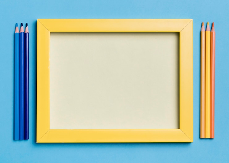 Gratis Foto bovenaanzicht frame omgeven door potloden