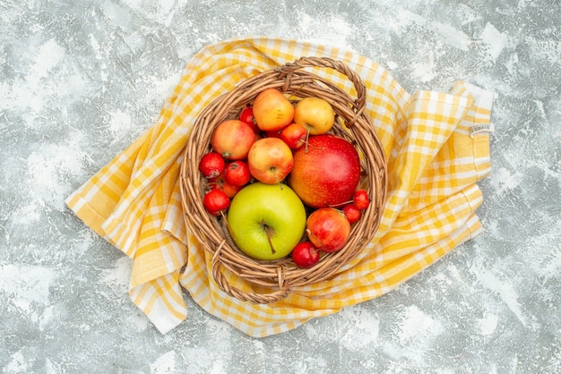 Bovenaanzicht fruit samenstelling pruimen en appels op witte ruimte