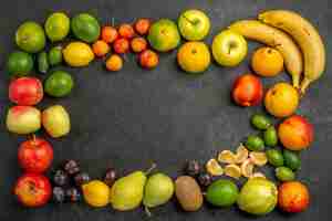 Gratis foto bovenaanzicht fruit samenstelling vers fruit op grijze achtergrond