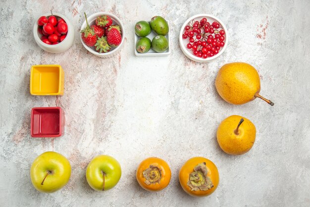 Bovenaanzicht fruit samenstelling verschillende vers fruit op witte vloer