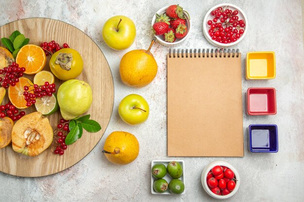 Bovenaanzicht fruit samenstelling verschillende vruchten op de witte tafel vers rijp bessenfruit