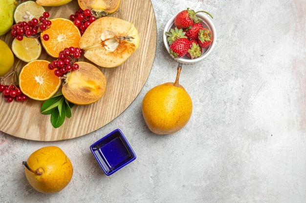 Bovenaanzicht fruit samenstelling verschillende vruchten op witte tafel rijp vers bessenfruit