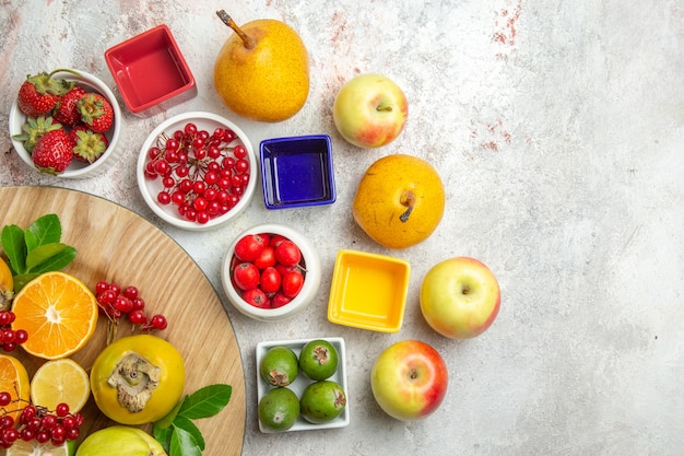 Bovenaanzicht fruit samenstelling verschillende vruchten op witte tafel