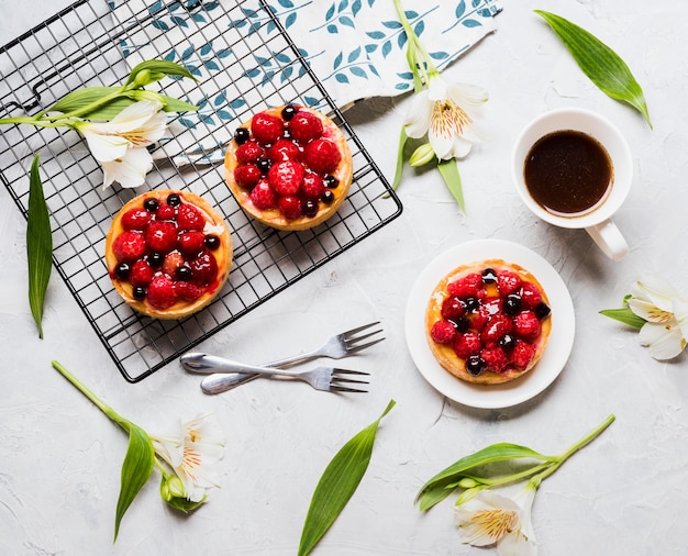 Bovenaanzicht fruitige taarten arrangement