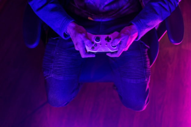 Gratis foto bovenaanzicht gamer met controller