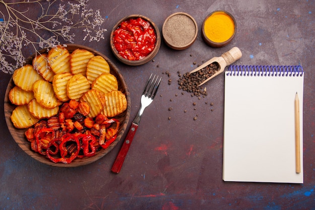 Gratis foto bovenaanzicht gebakken aardappelen met gekookte groenten en kruiden op donkere ruimte