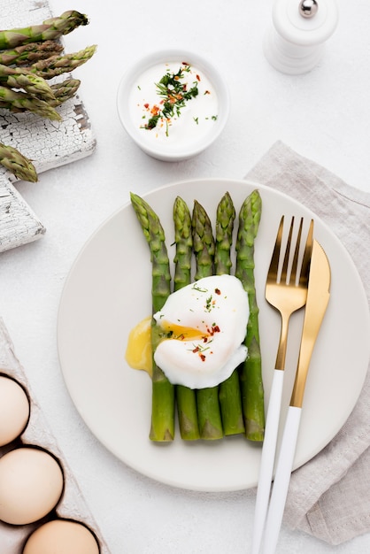 Gratis foto bovenaanzicht gebakken ei met asperges