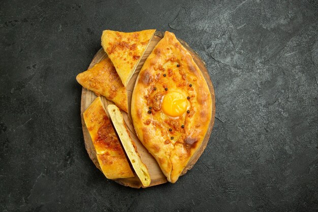 Bovenaanzicht gebakken eierbrood heerlijk vers uit de oven op de donkergrijze ruimte