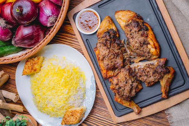 Bovenaanzicht gebakken kip lavangi met saus en rijst