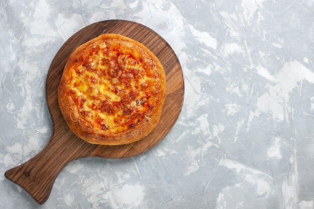 Bovenaanzicht gebakken pizza met kaas op licht wit