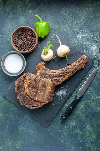 Bovenaanzicht gebakken vlees plak op donkere achtergrond vlees diner eten schotel bak kleur dier rib koken barbecue