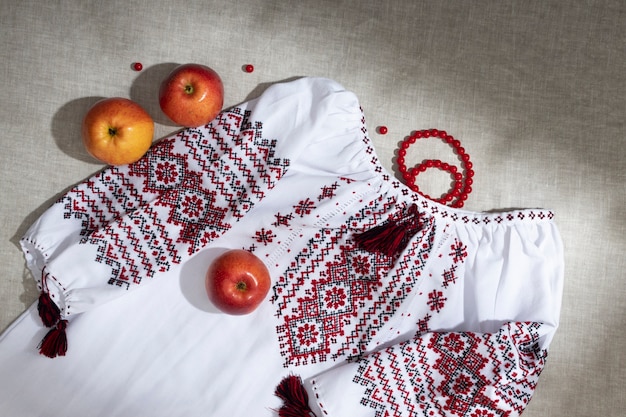 Gratis foto bovenaanzicht geborduurd shirt en appels