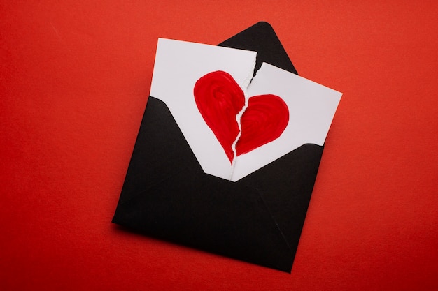 Gratis foto bovenaanzicht gebroken papier met rood hart