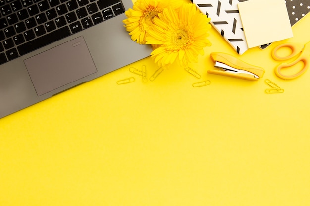 Gratis foto bovenaanzicht geel werkbureau met kopie ruimte