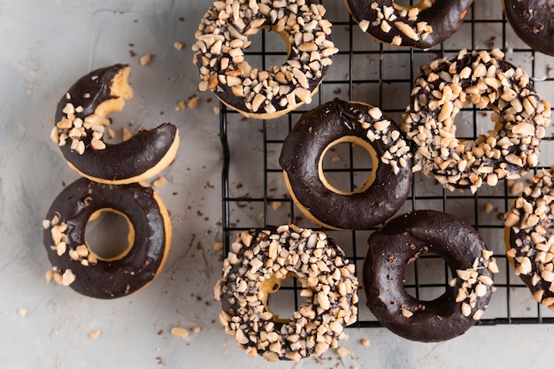 Bovenaanzicht geglazuurde donuts