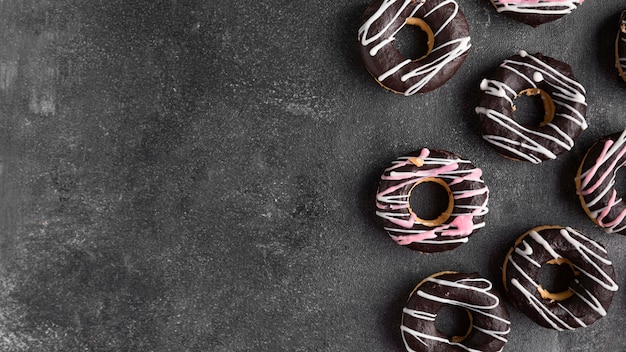 Bovenaanzicht geglazuurde donuts