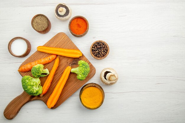 Bovenaanzicht gehakte wortelen en broccoli op snijplank