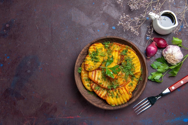 Bovenaanzicht gekookte aardappelen heerlijke schotel met groenten op het donkere oppervlak koken maaltijdschotel aardappel diner