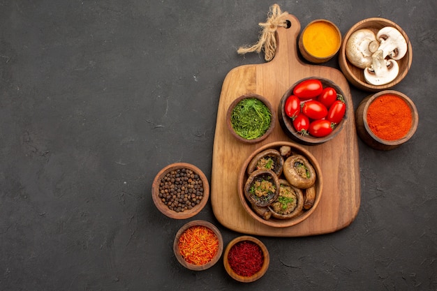 Bovenaanzicht gekookte champignons met kruiden op donkere tafel paddestoel rijp wilde maaltijd