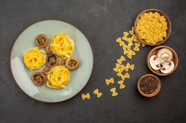 Bovenaanzicht gekookte champignons met pasta op donkere tafel paddestoel rijp wilde maaltijd