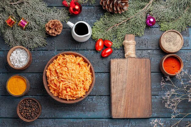 Bovenaanzicht gekookte gemalen pasta met kruiden op het donkerblauwe bureau pastadeeg koken maaltijdschotel kleur