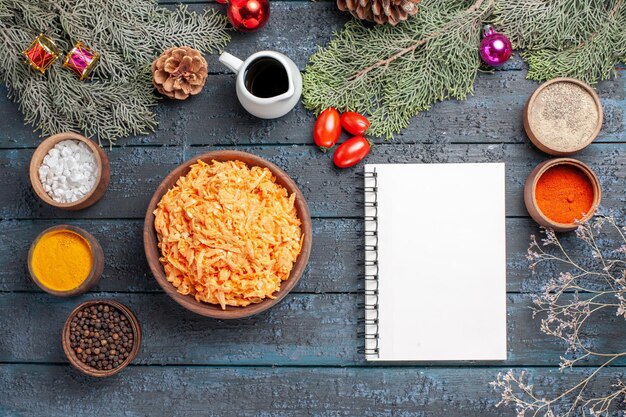 Bovenaanzicht gekookte gemalen pasta met kruiden op het donkerblauwe bureau pastadeeg koken maaltijdschotel kleur