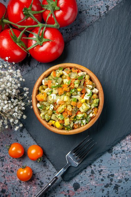 bovenaanzicht gekookte groentesalade met tomaten, salade kleur maaltijd lunch eten brood